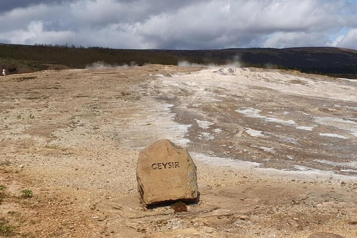 uma rocha no topo de um campo de terra