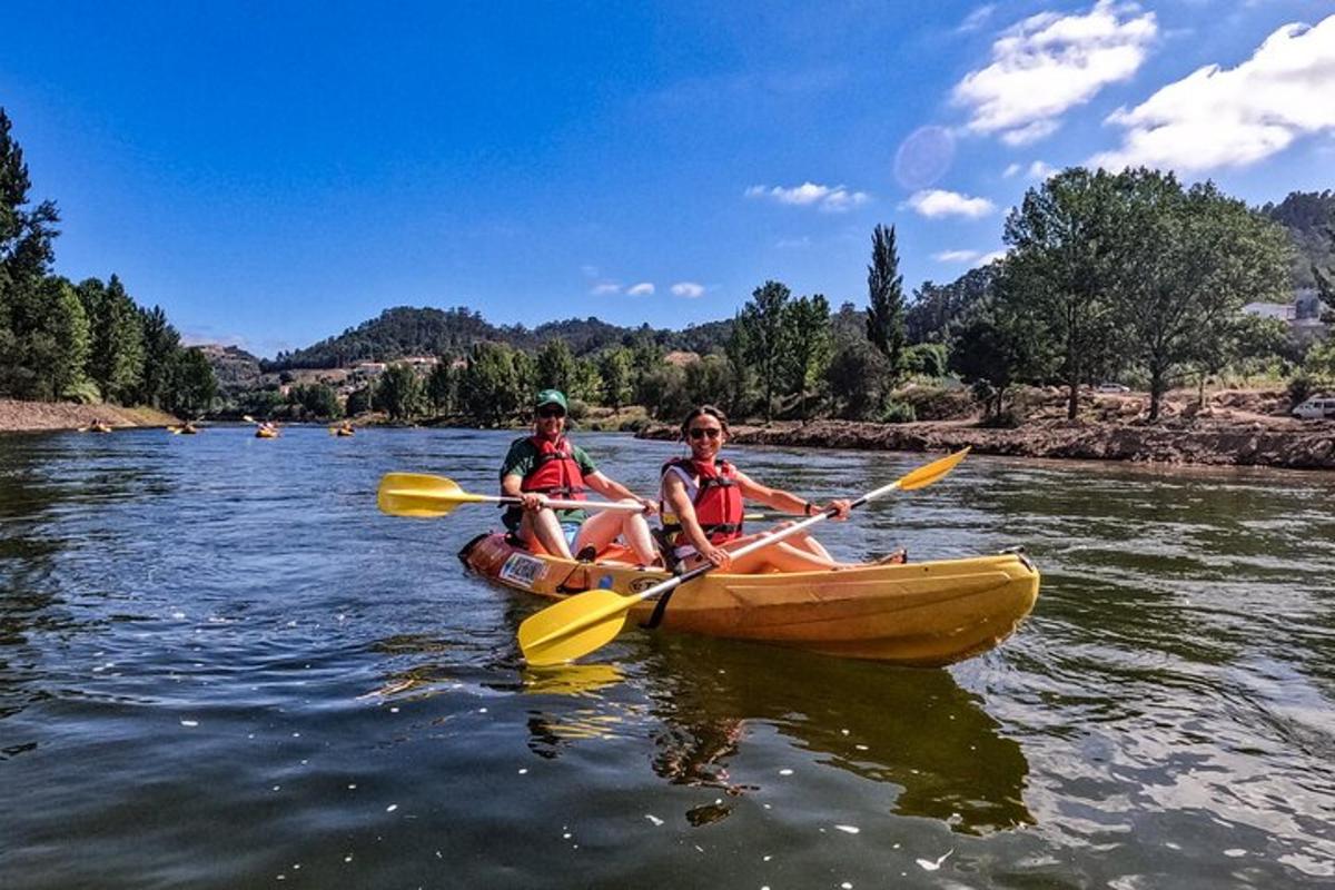 due persone in canoa su un fiume