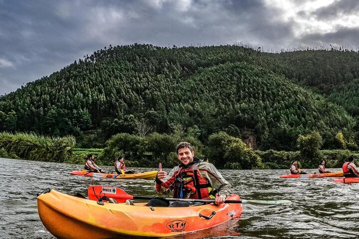un uomo è in kayak su un fiume