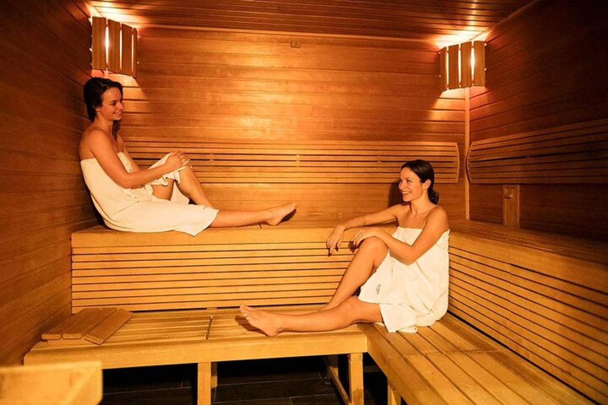 dua wanita sedang duduk di sauna