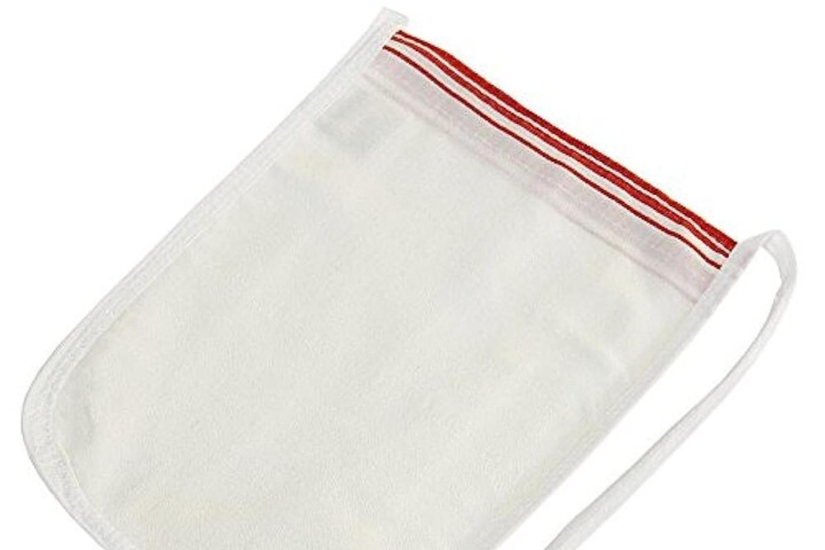 bekas plastik dengan straw merah dan putih di dalamnya