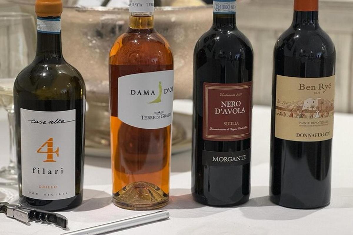 três garrafas de vinho sobre uma mesa