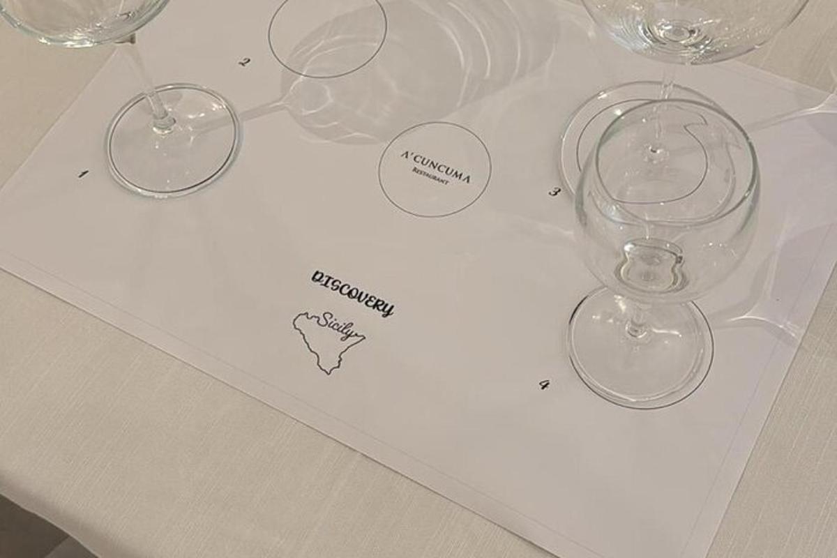 quatro taças de vinho em cima de uma mesa