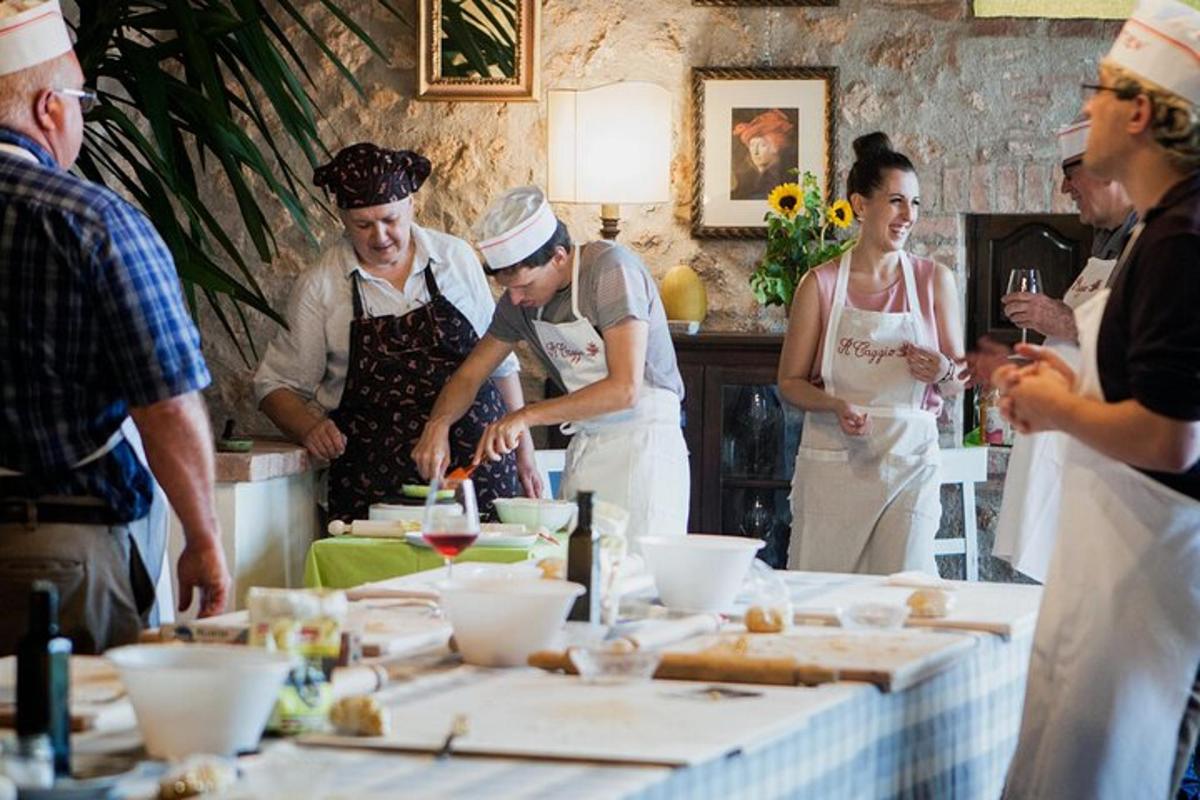 un gruppo di persone in cucina che preparano il cibo