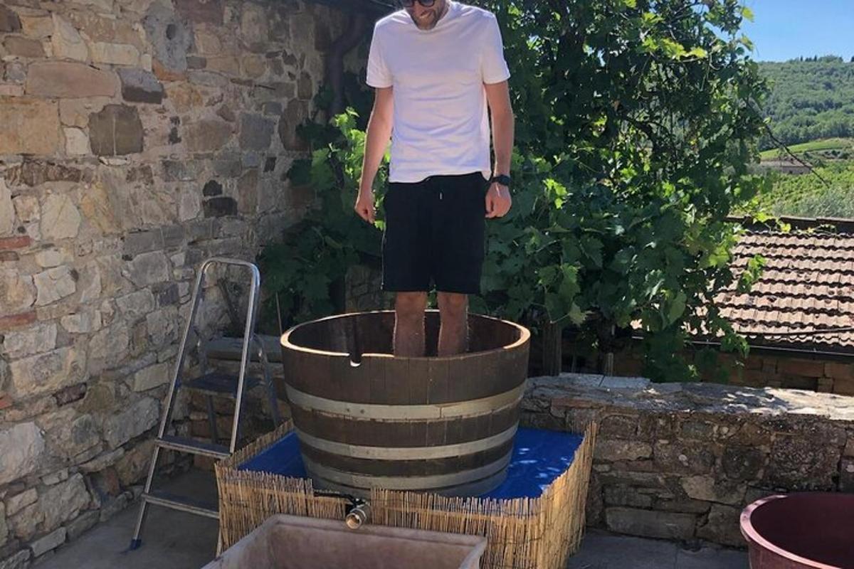um homem está parado dentro de um barril