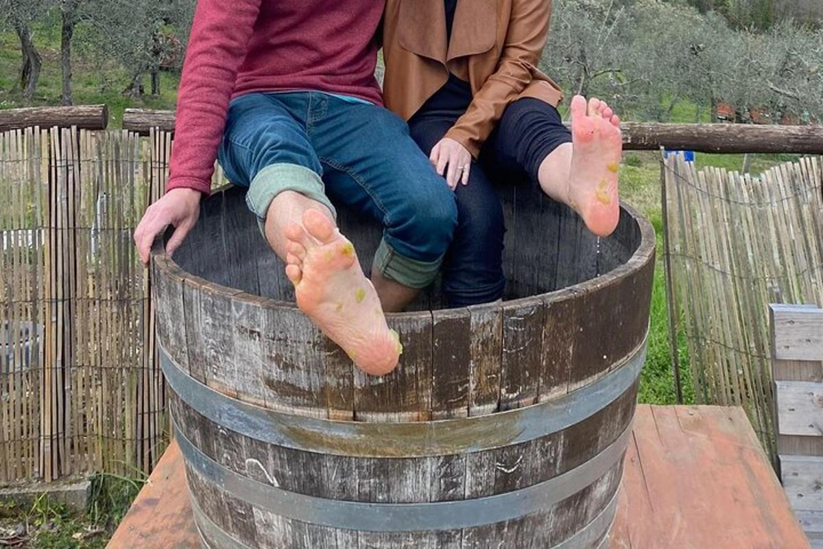 duas pessoas sentadas em cima de um barril