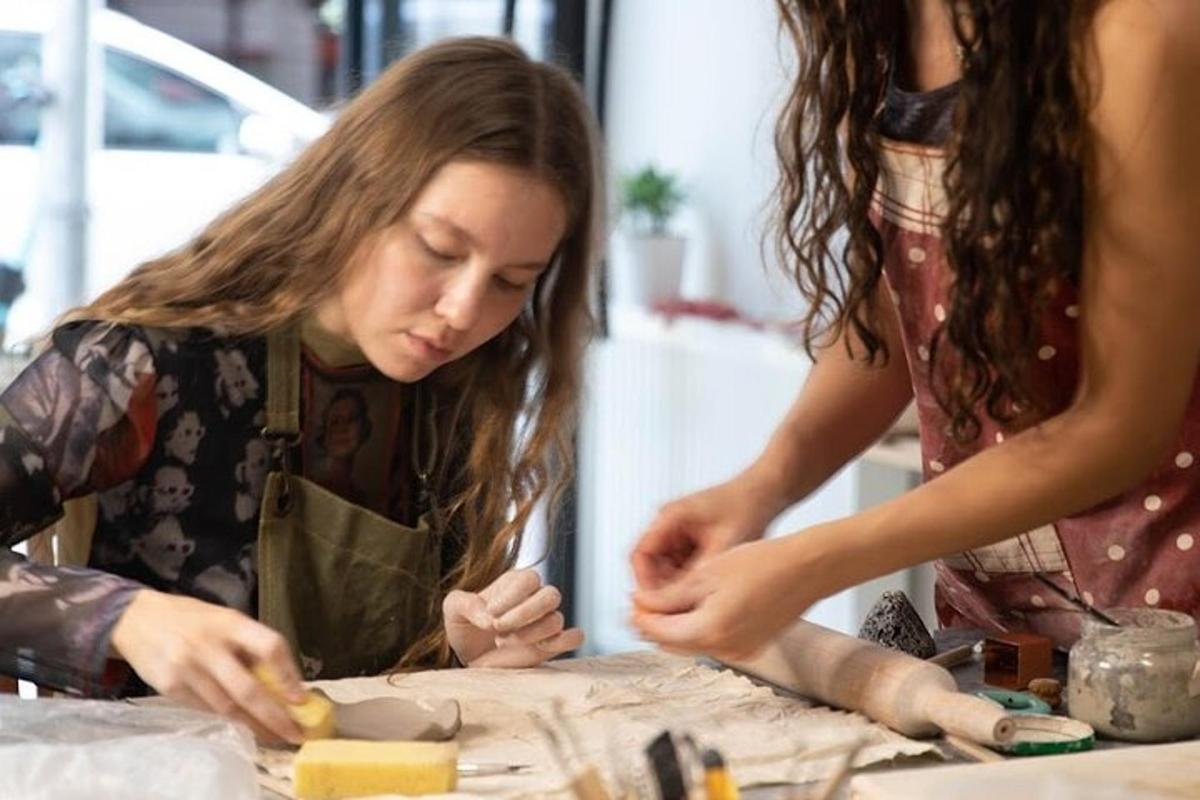 kaks naist töötavad laual kunstiteose kallal