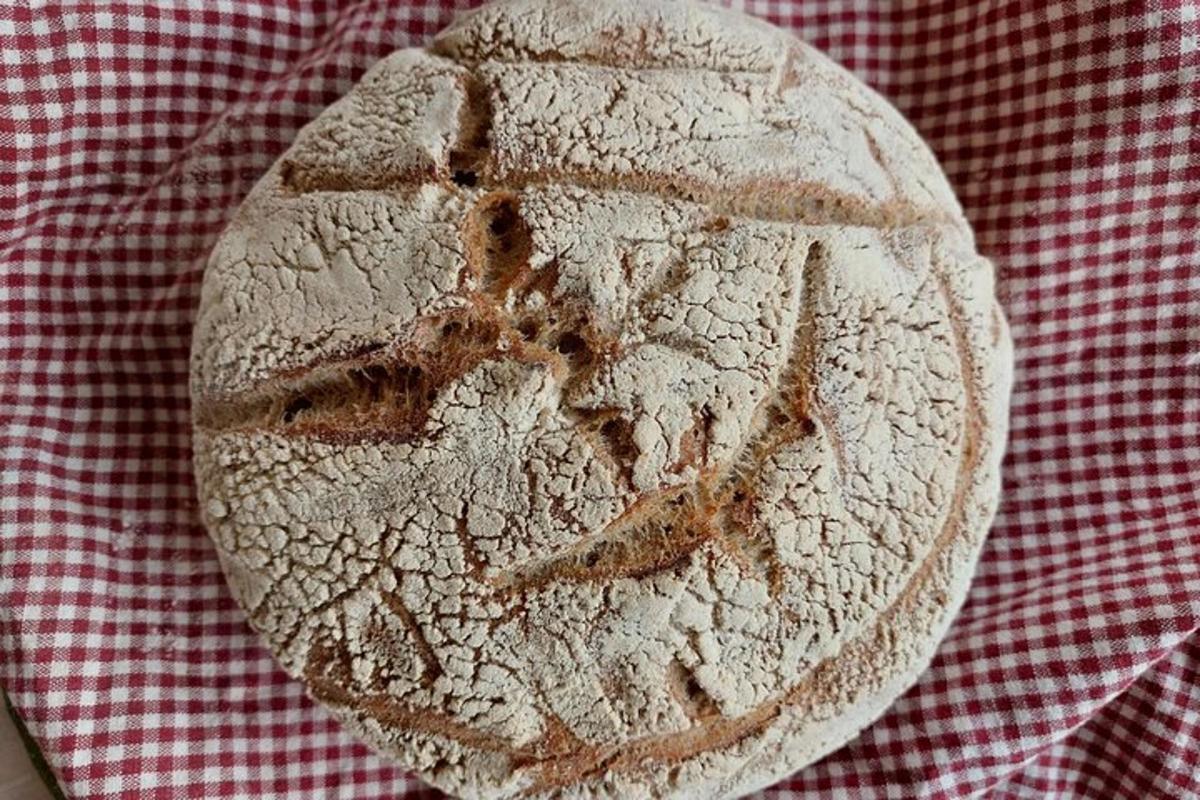 et brød, der står oven på et bord