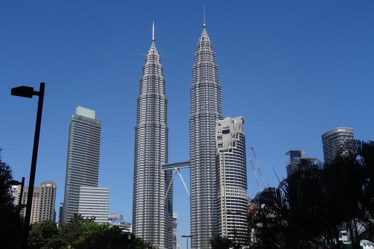 un gruppo di tre alti edifici in una città