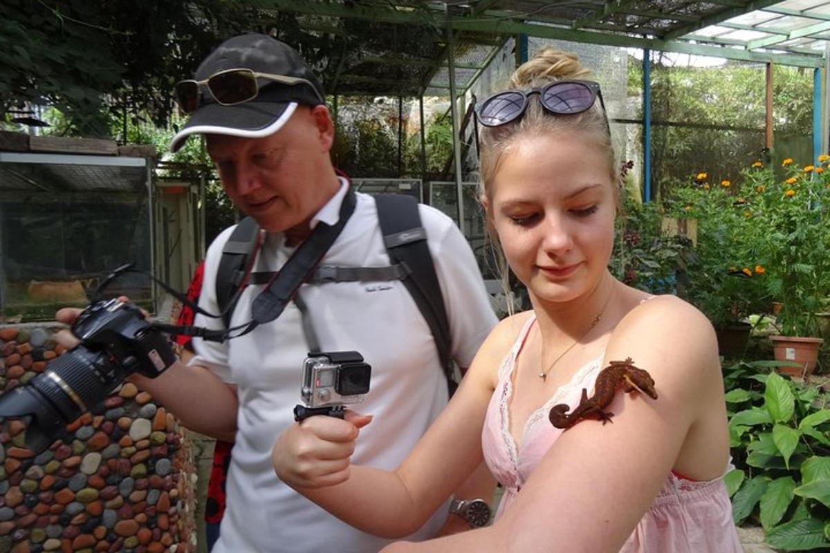 moški, ki s fotoaparatom fotografira žensko