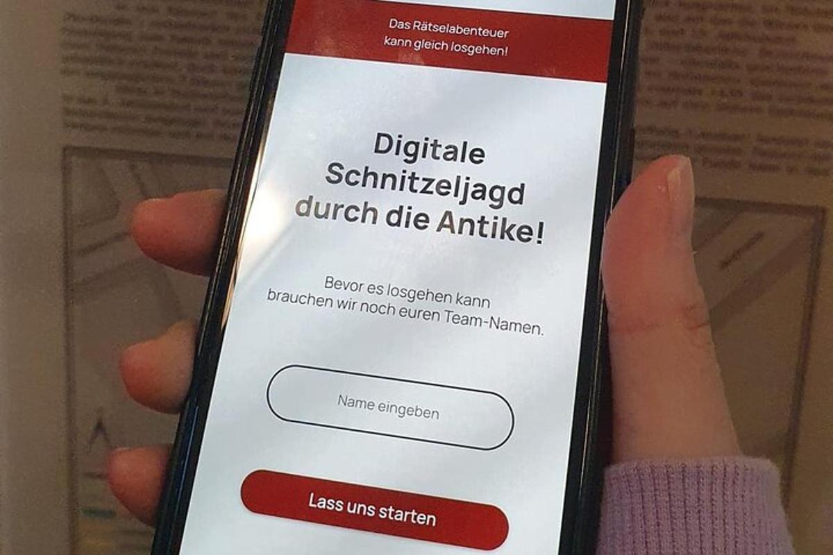 en person som holder opp en mobiltelefon med en melding