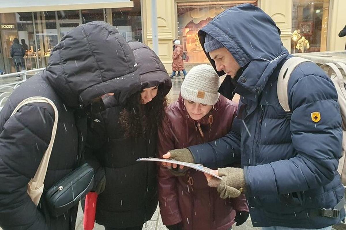 egy csoport ember néz egy darab papírt