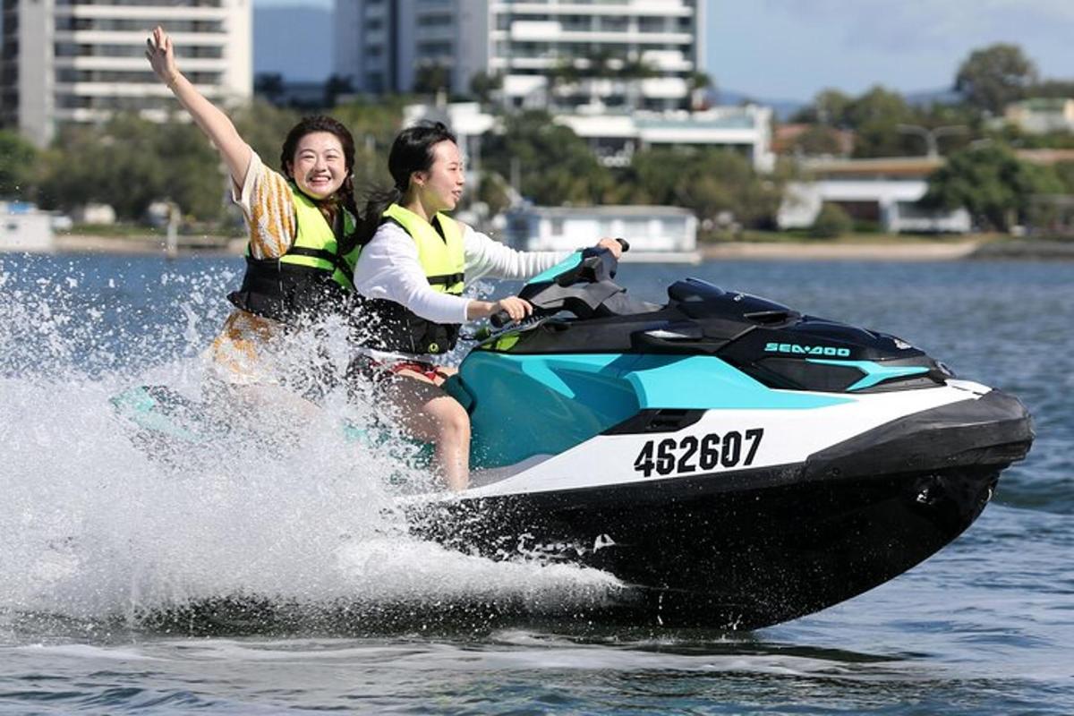 dua orang menaiki jet ski di dalam air