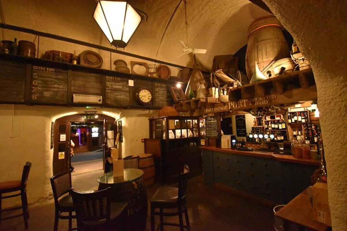 un bar cu scaune și tejghea într-un restaurant