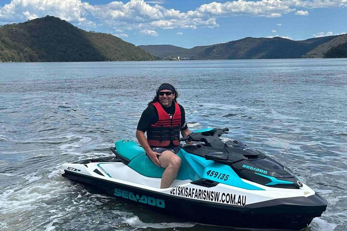 seorang lelaki duduk di atas jet ski di dalam air