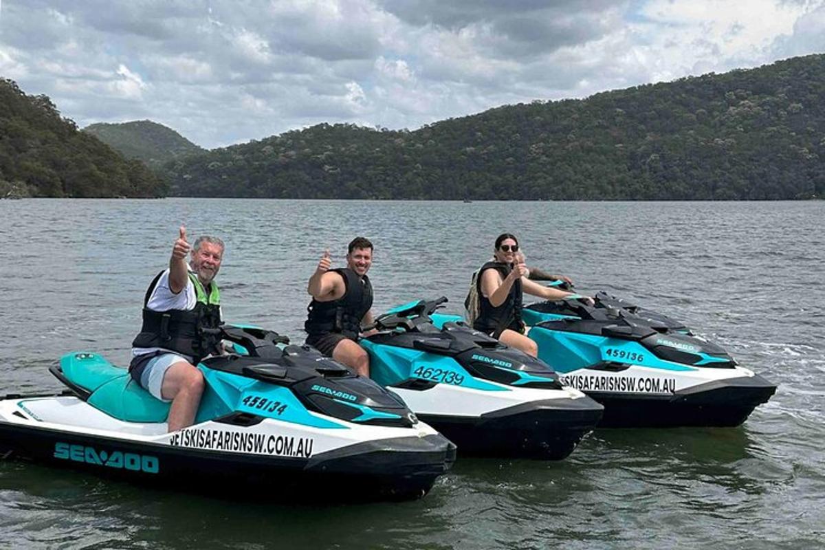 sekumpulan orang duduk di atas kayak di dalam air