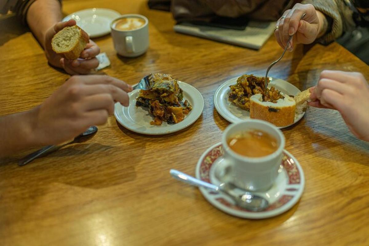 un gruppo di persone sedute a un tavolo che mangiano cibo