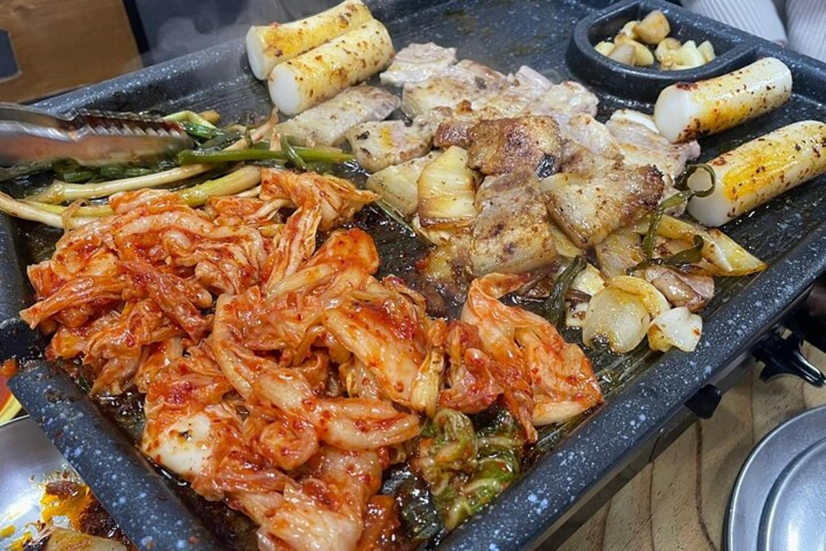 un vassoio di cibo con gamberi e verdure sopra