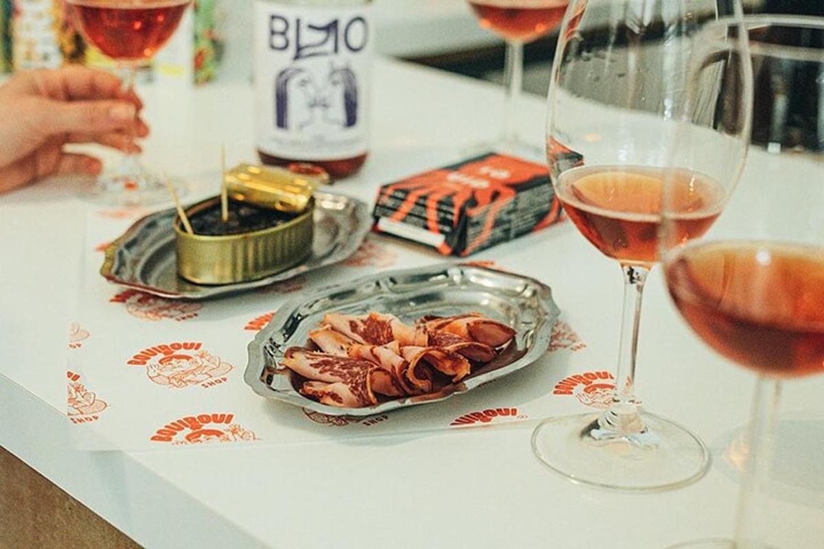 un tavolo con un piatto di cibo e bicchieri di vino