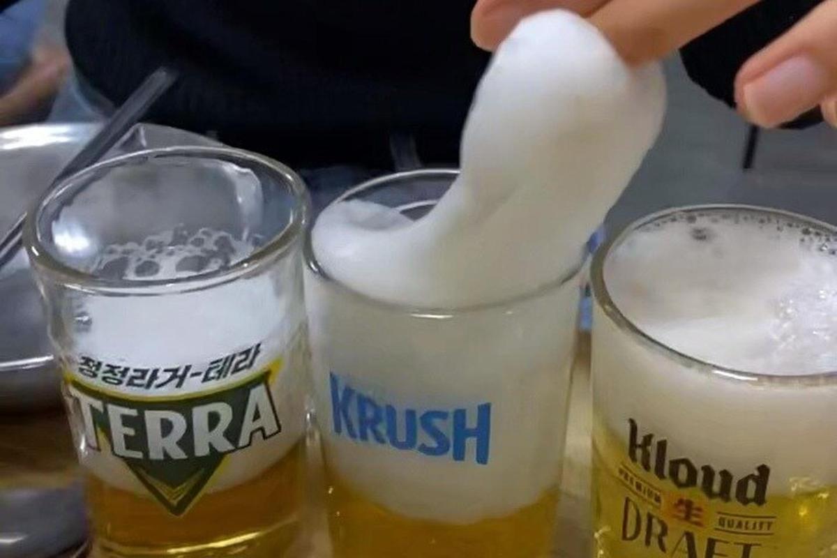 dos gots de cervesa asseguts sobre una taula