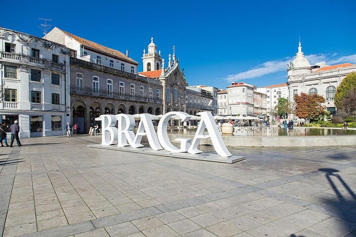 uma grande placa de metal no meio de uma cidade
