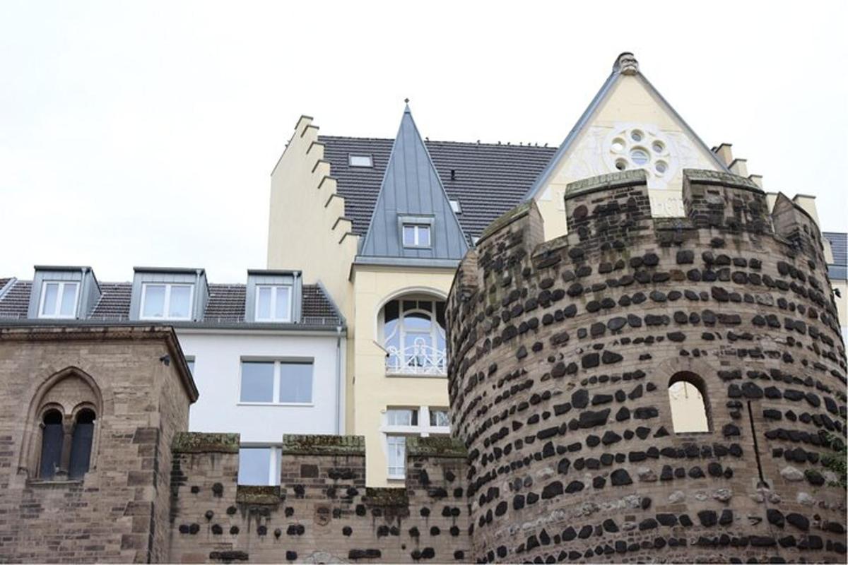starý hrad s domem v pozadí