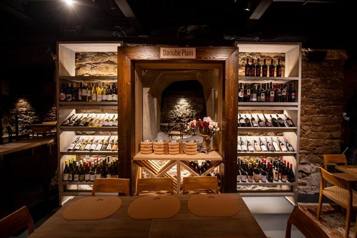 una habitación con una gran cantidad de botellas de vino