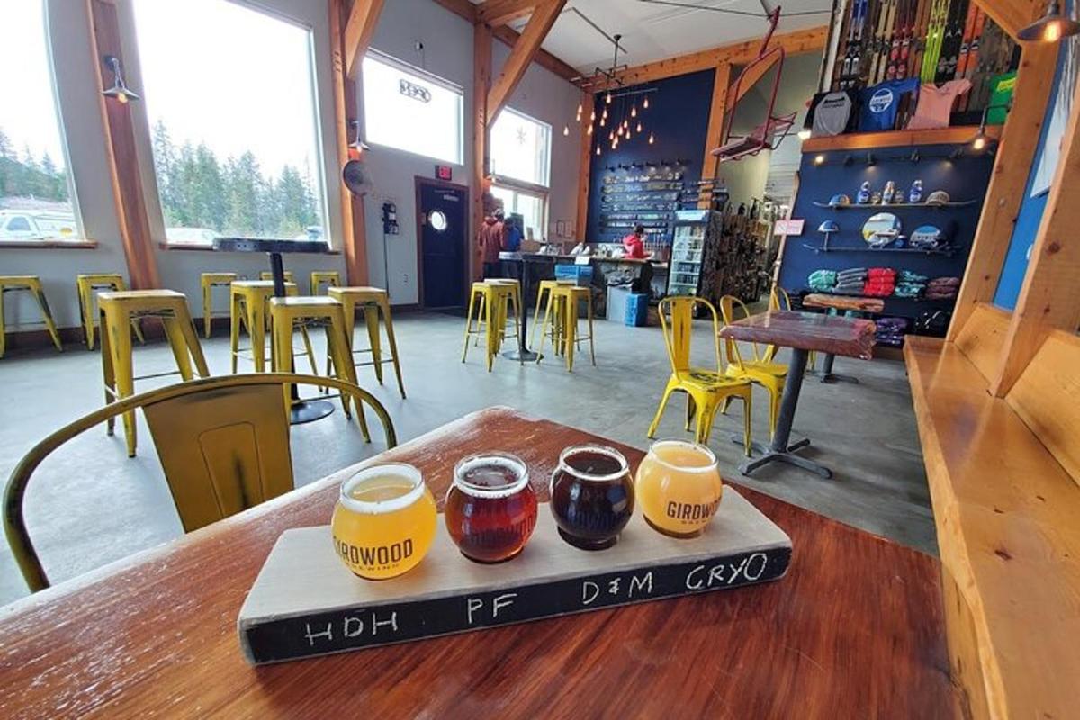 uma mesa com dois copos de cerveja em cima