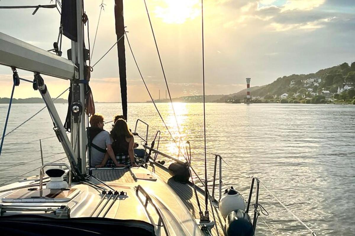 un gruppo di persone sedute su una barca in acqua