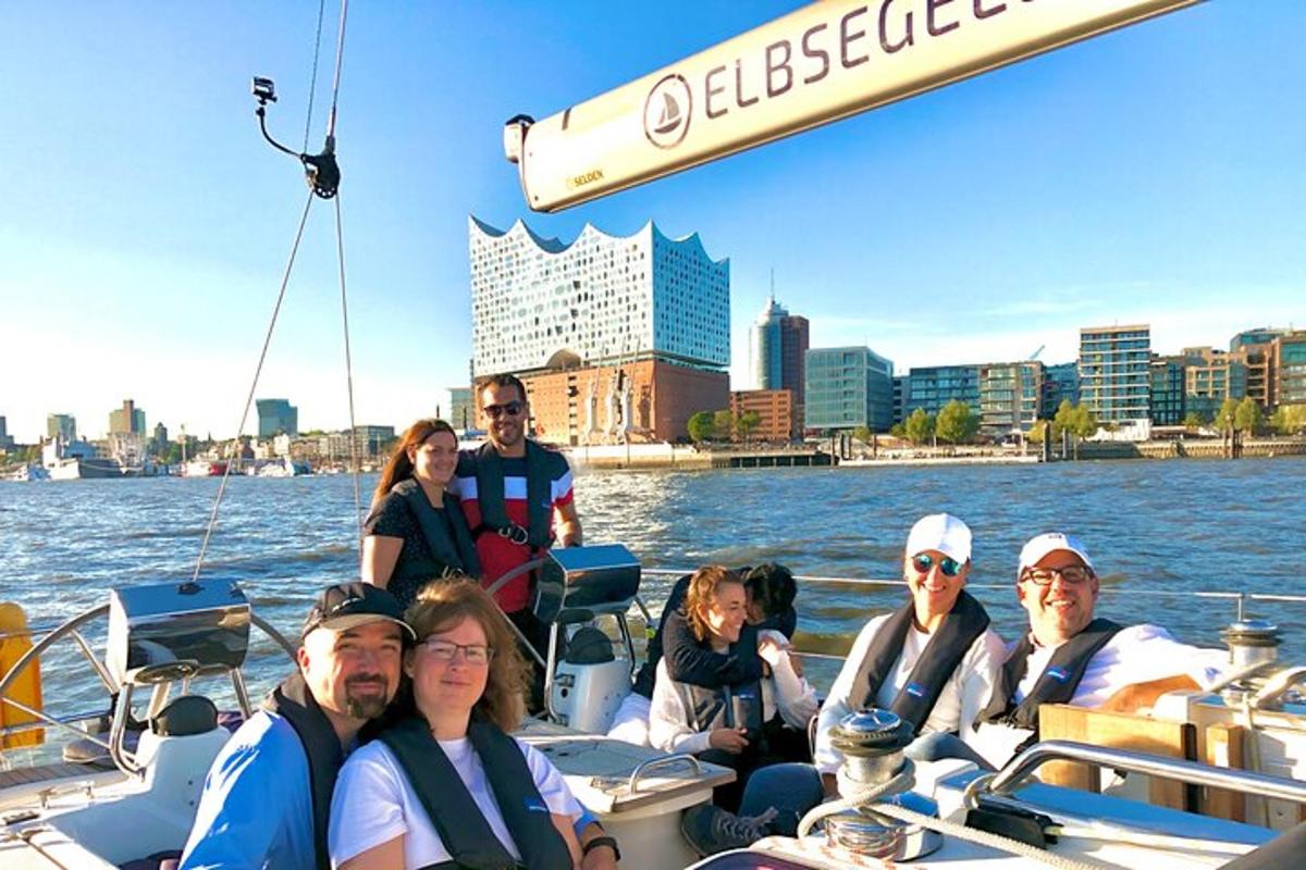 un gruppo di persone su una barca in acqua