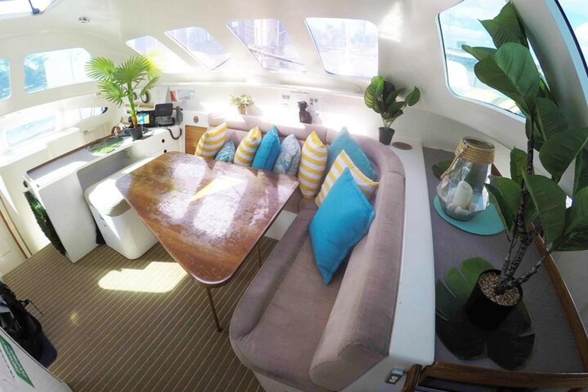 một phòng khách có ghế sofa và một cái bàn