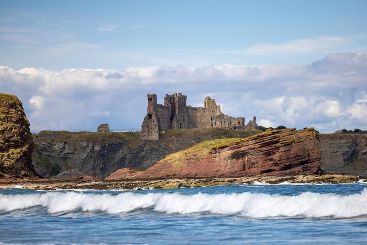 un castell a dalt d'un penya-segat a prop de l'oceà