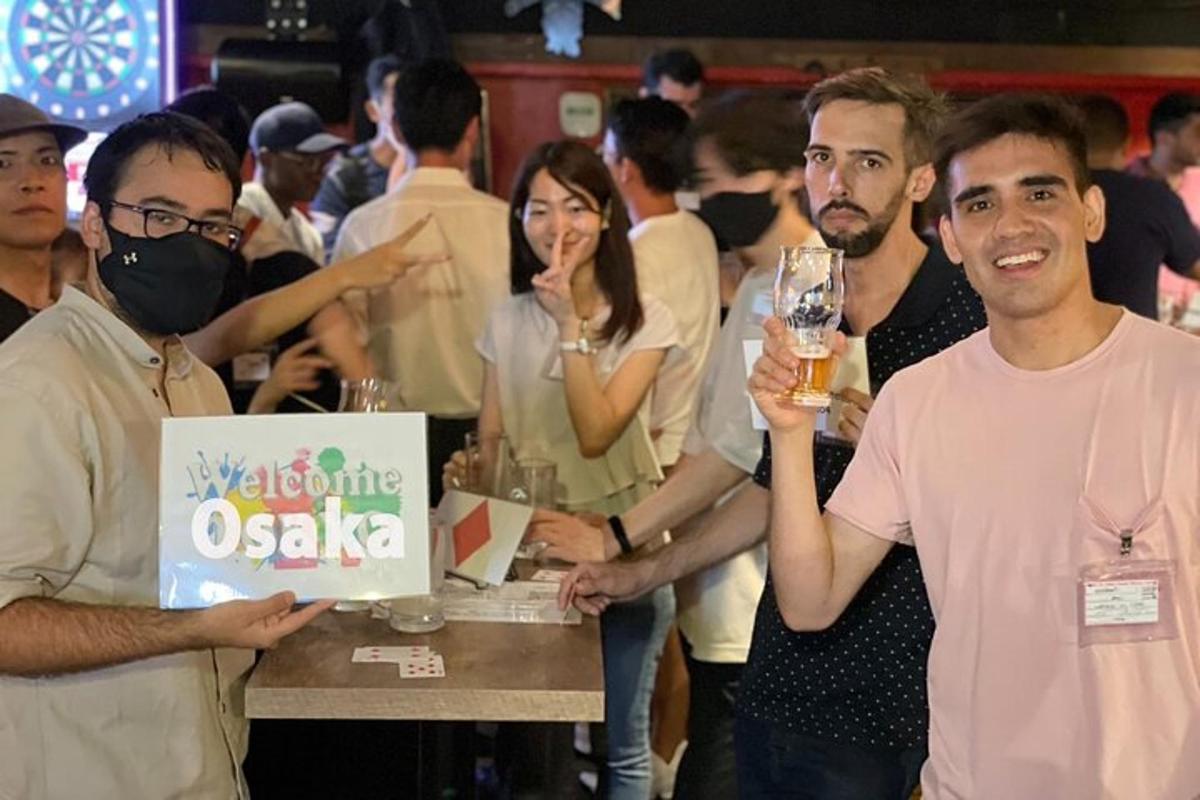 grupp inimesi, kes seisavad laua ümber ja joovad
