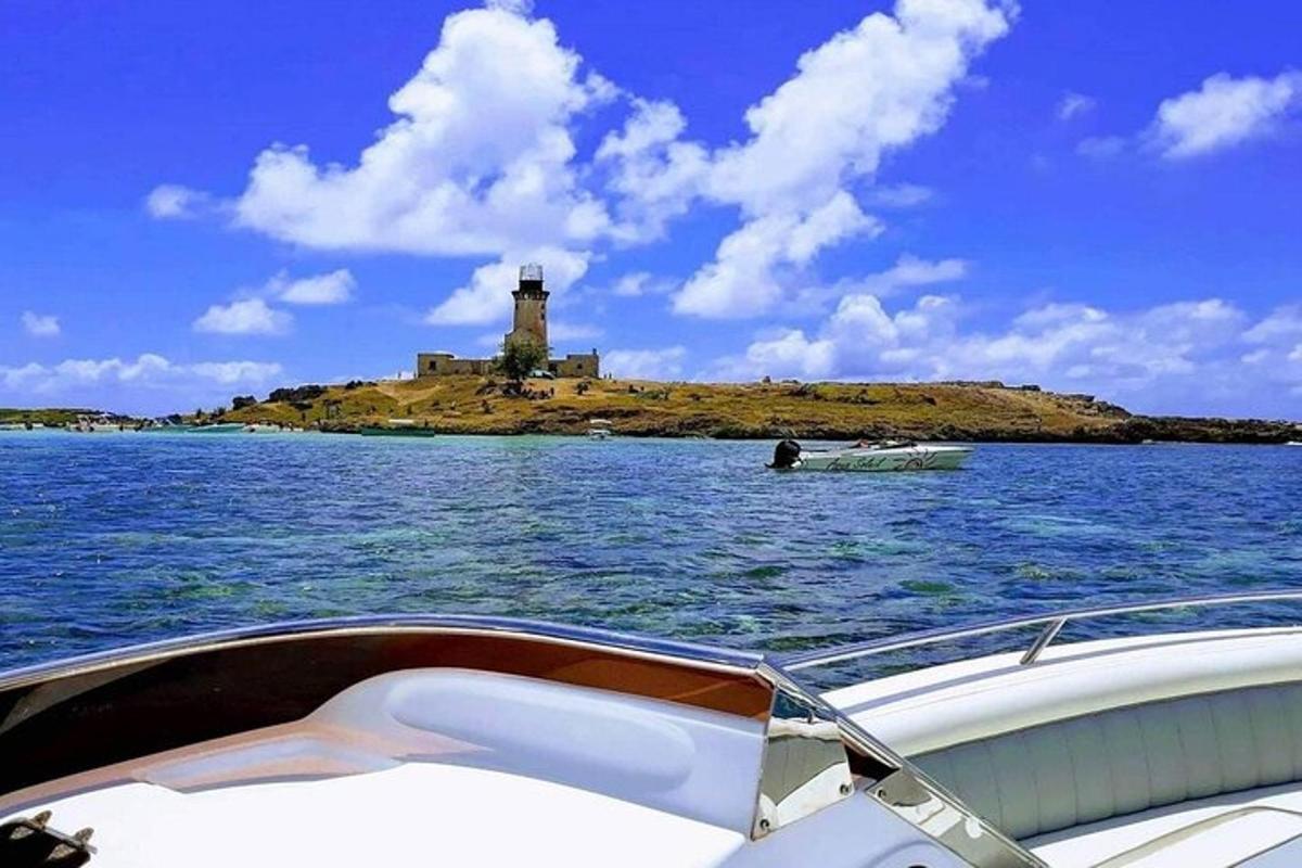una barca in acqua con un faro su un'isola