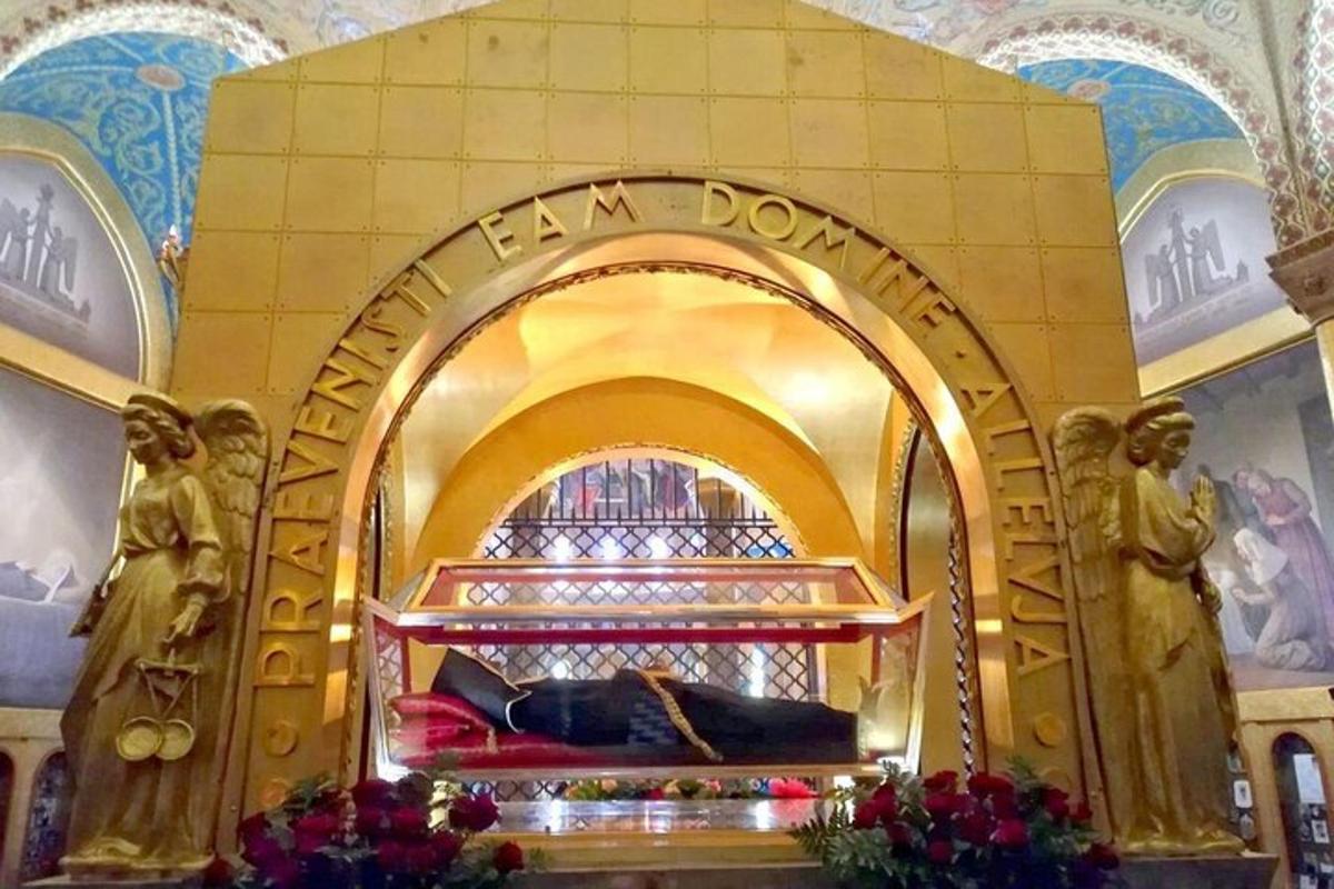 un arco dorato in un edificio con un letto al suo interno