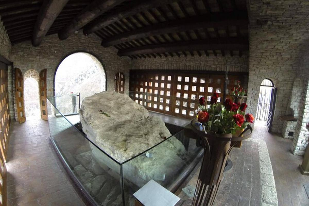una stanza con un vaso di fiori su un tavolo di vetro