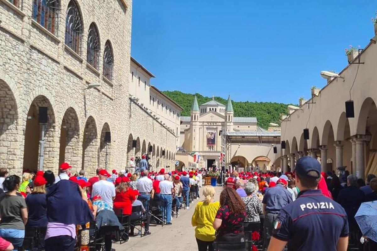 una grande folla di persone in bicicletta lungo una strada