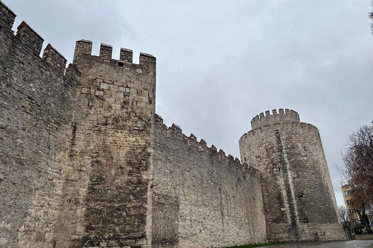 kaks kõrvuti asuvat lossi torni