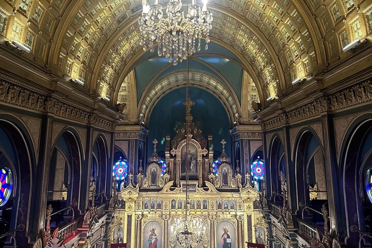 una grande chiesa con un lampadario e un soffitto
