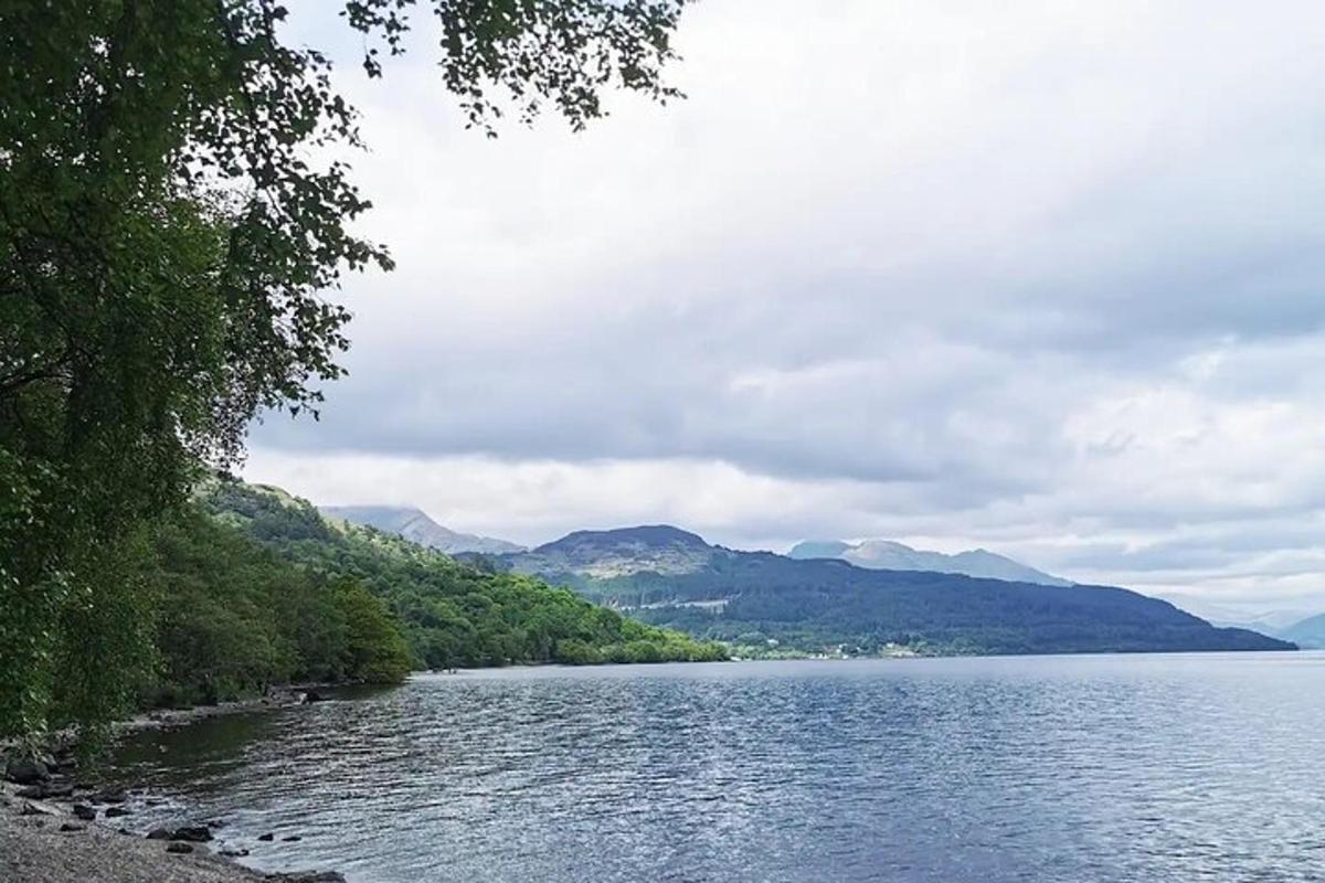 pemandangan tasik dengan latar belakang gunung