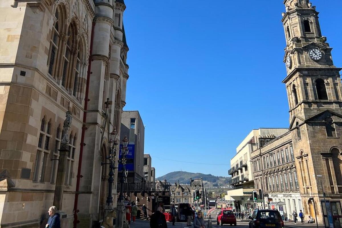 mestská ulica s hodinovou vežou a kostolom