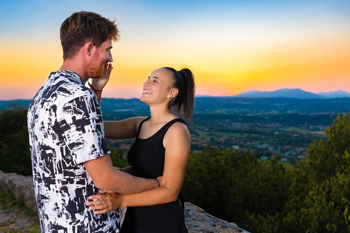 muž a žena stojící na vrcholu hory