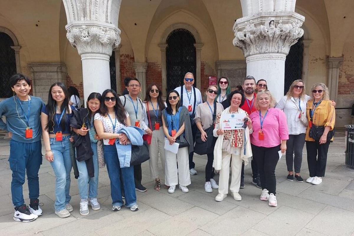 un gruppo di persone in piedi davanti a un edificio
