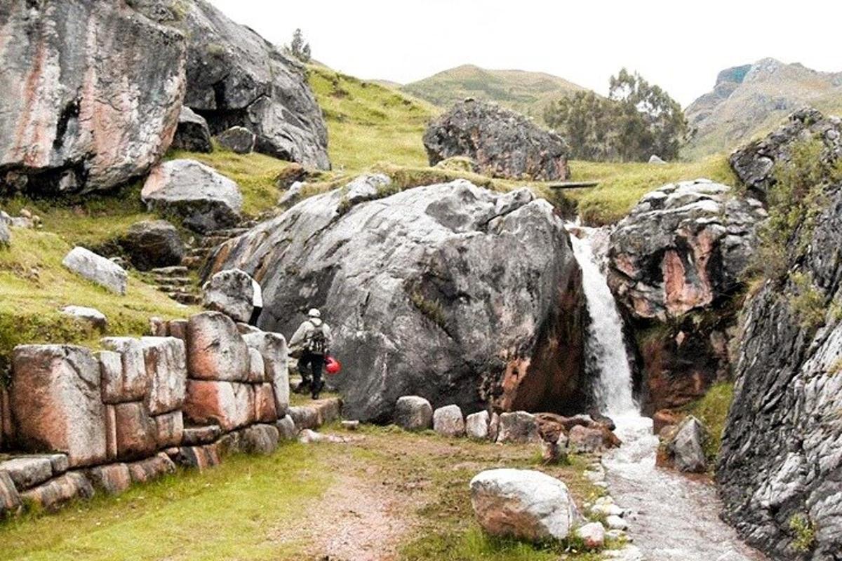 un uomo in piedi davanti a una cascata