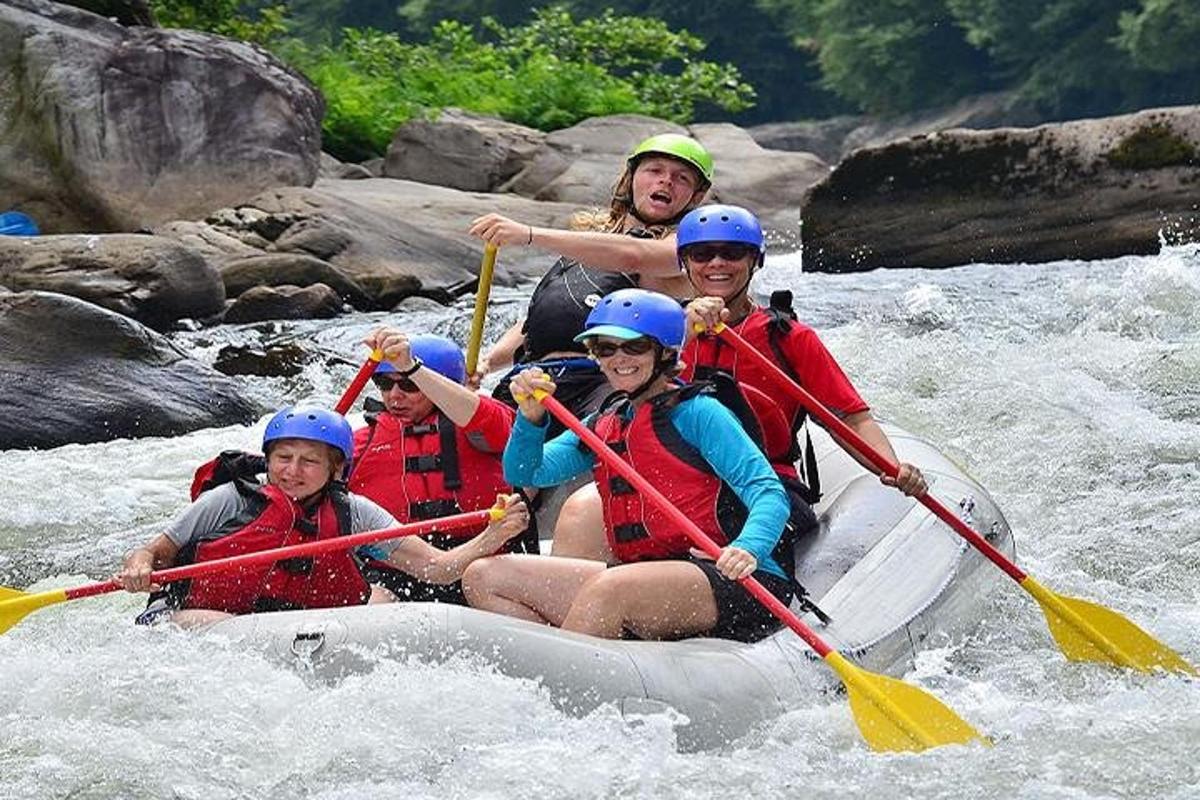 un gruppo di persone su una zattera su un fiume
