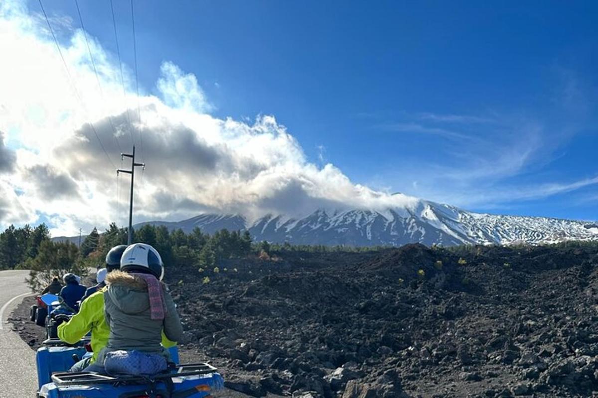 sekumpulan orang yang menaiki kereta empat roda menuruni gunung