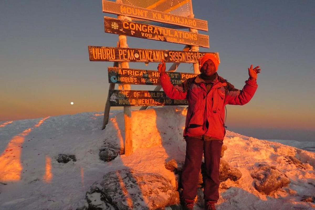 un uomo in piedi davanti a un cartello nella neve