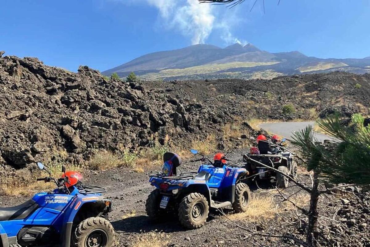 sekumpulan orang menunggang atv di jalan tanah