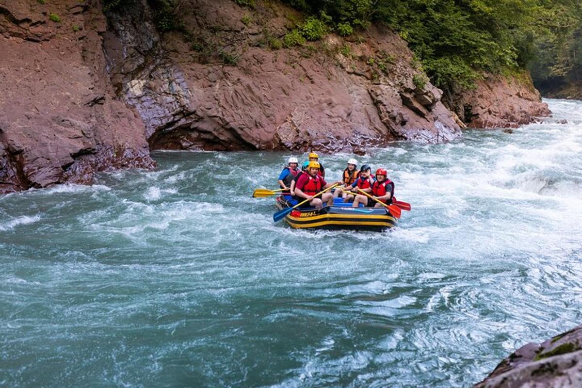 un gruppo di persone su una zattera su un fiume