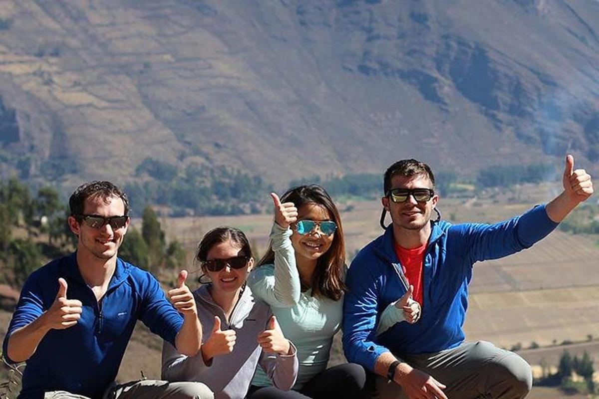 Un grupo de personas haciendo el signo de pulgar hacia arriba